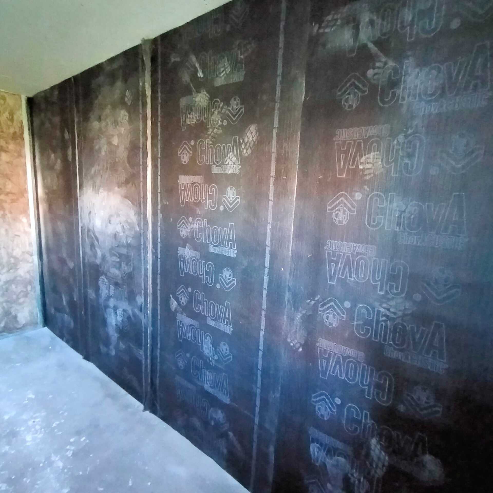 Una pared con muchas palabras escritas