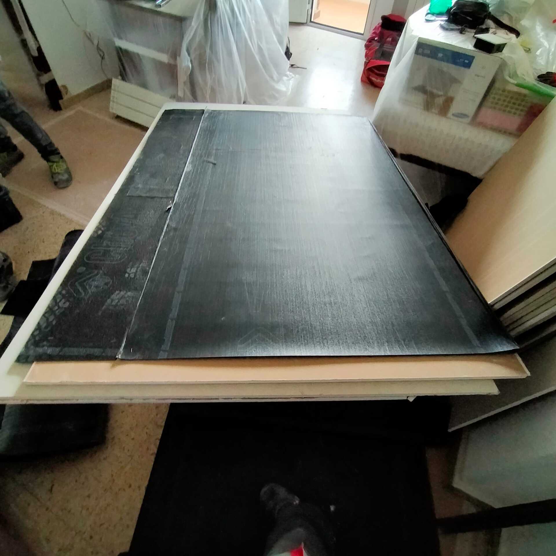 Un gran trozo de papel negro está sobre una mesa
