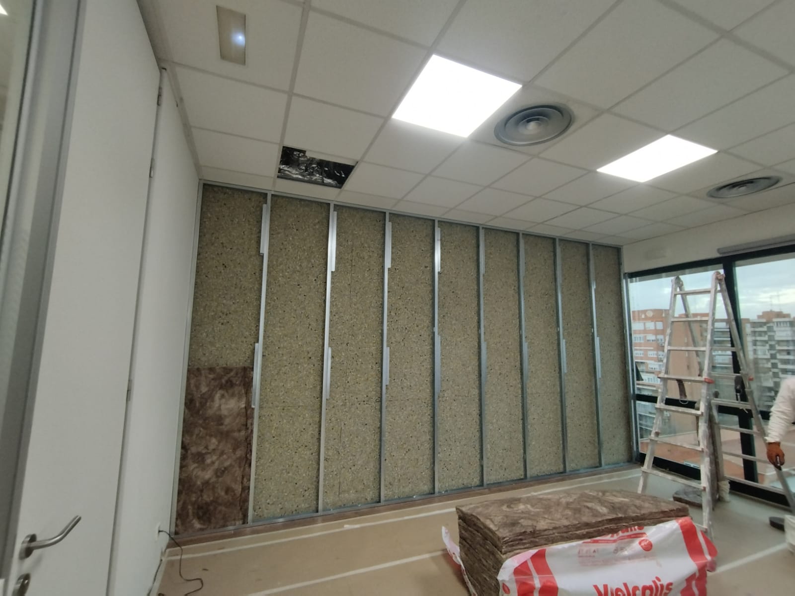 Una habitación con un techo y una pared que se está construyendo