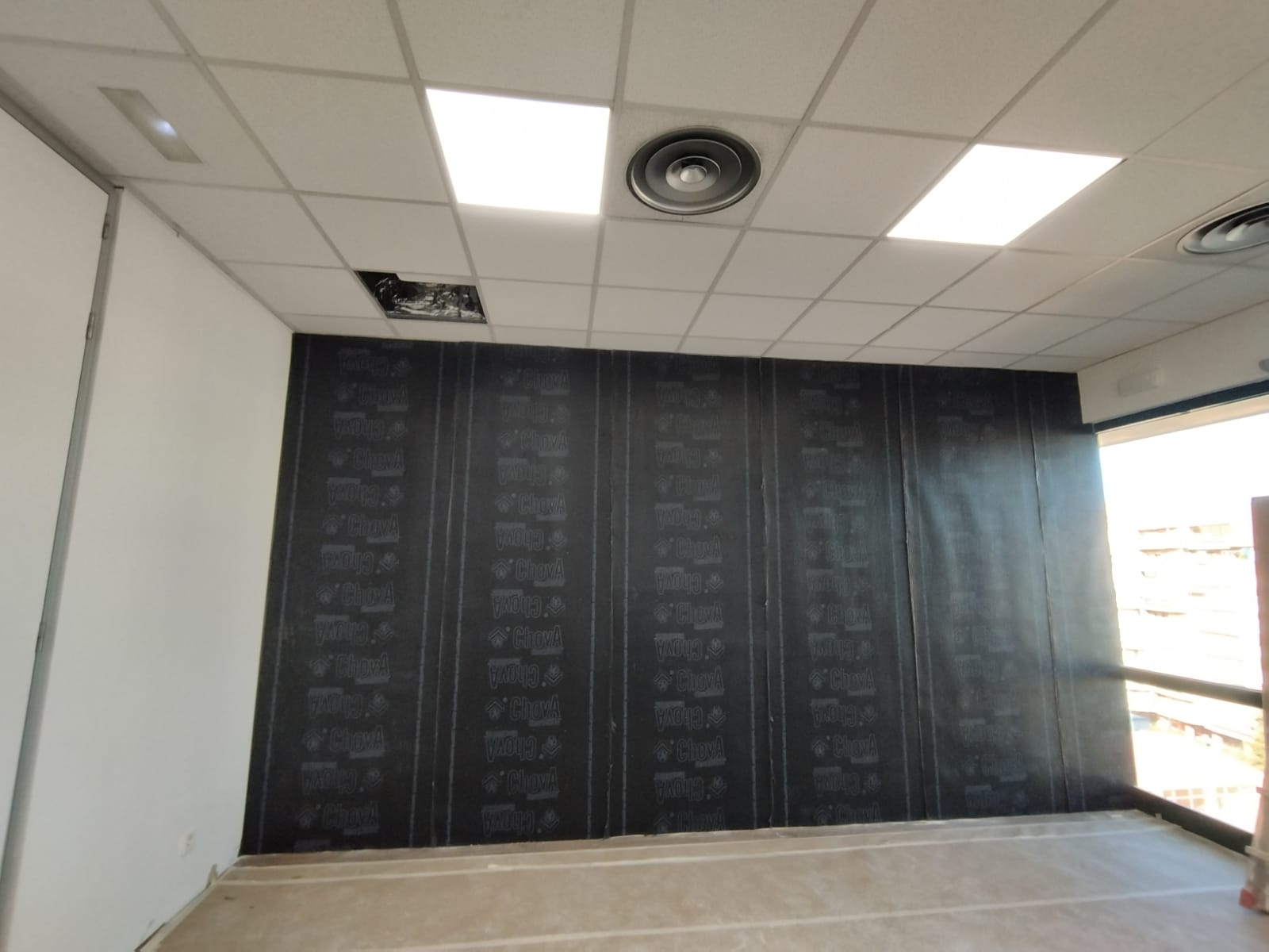 Una habitación vacía con una pared negra y un techo blanco