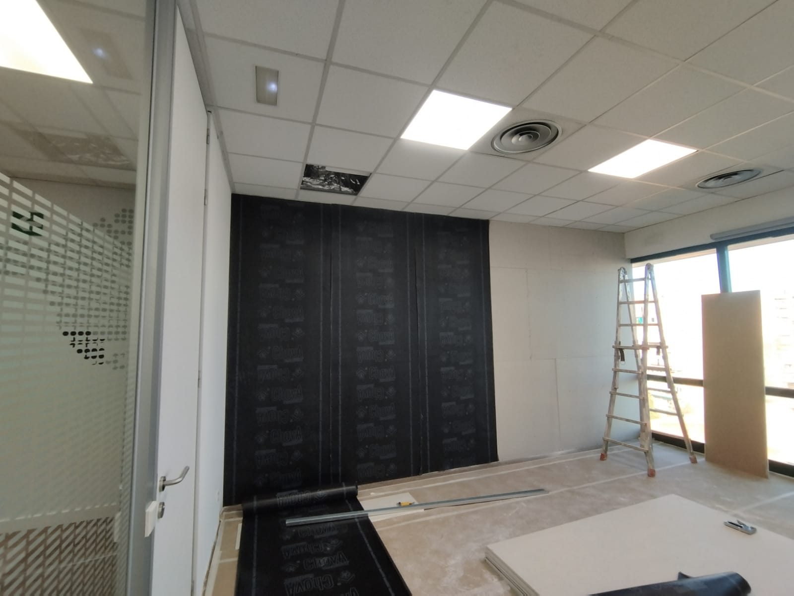 Una habitación con una pared negra y una escalera.