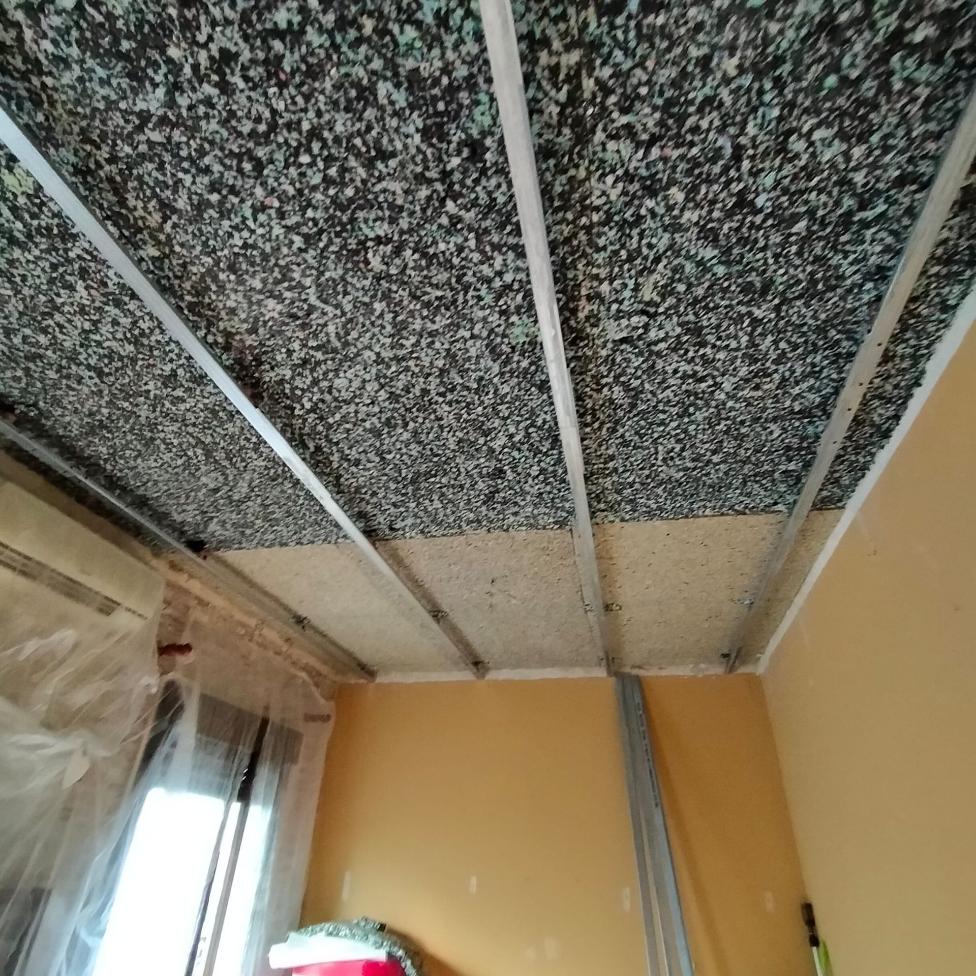 Una habitación con un techo cubierto de espuma
