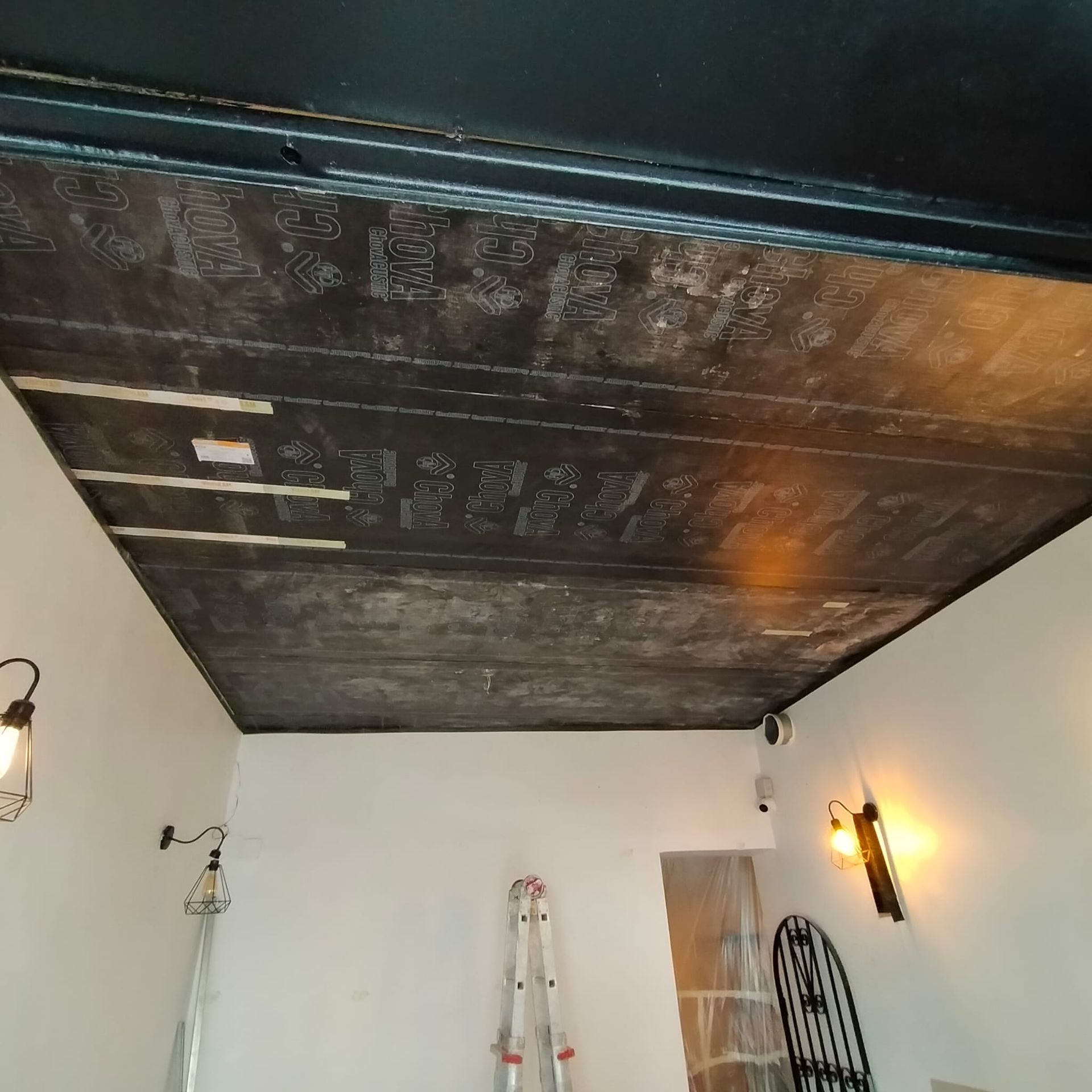 Una habitación con un techo negro y una escalera