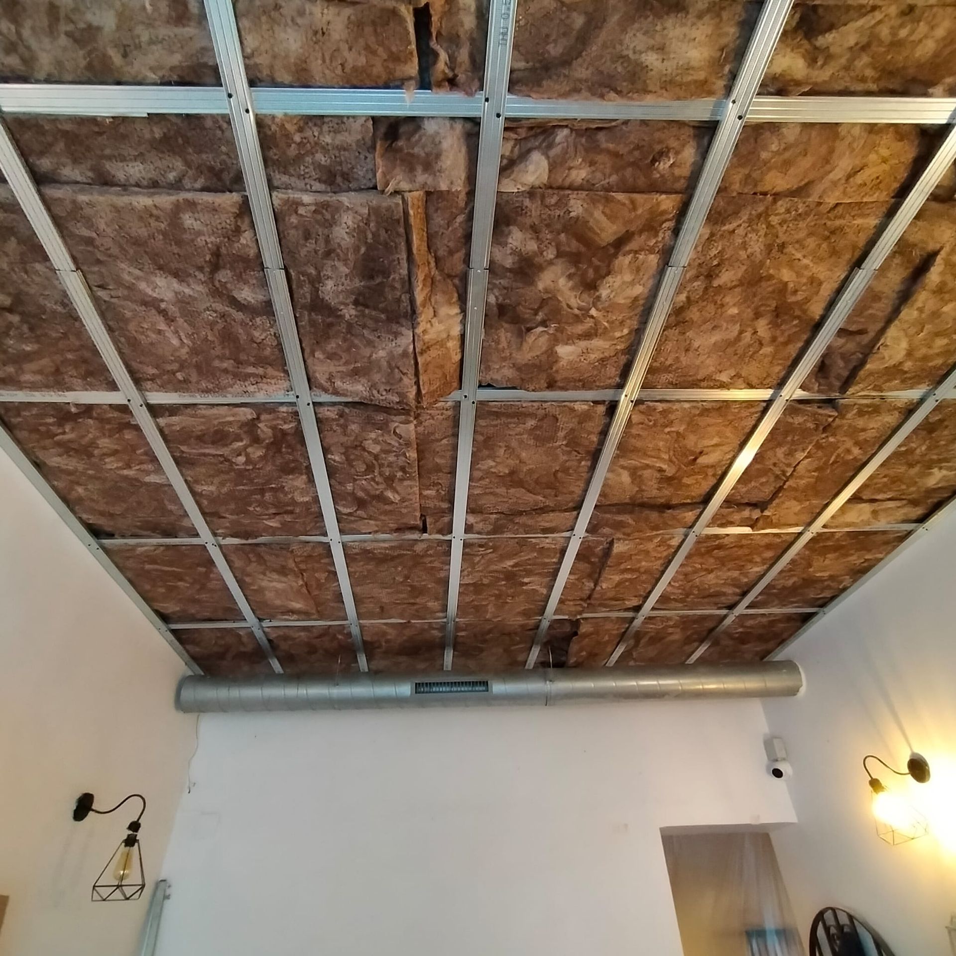 Una habitación con un techo cubierto de aislamiento