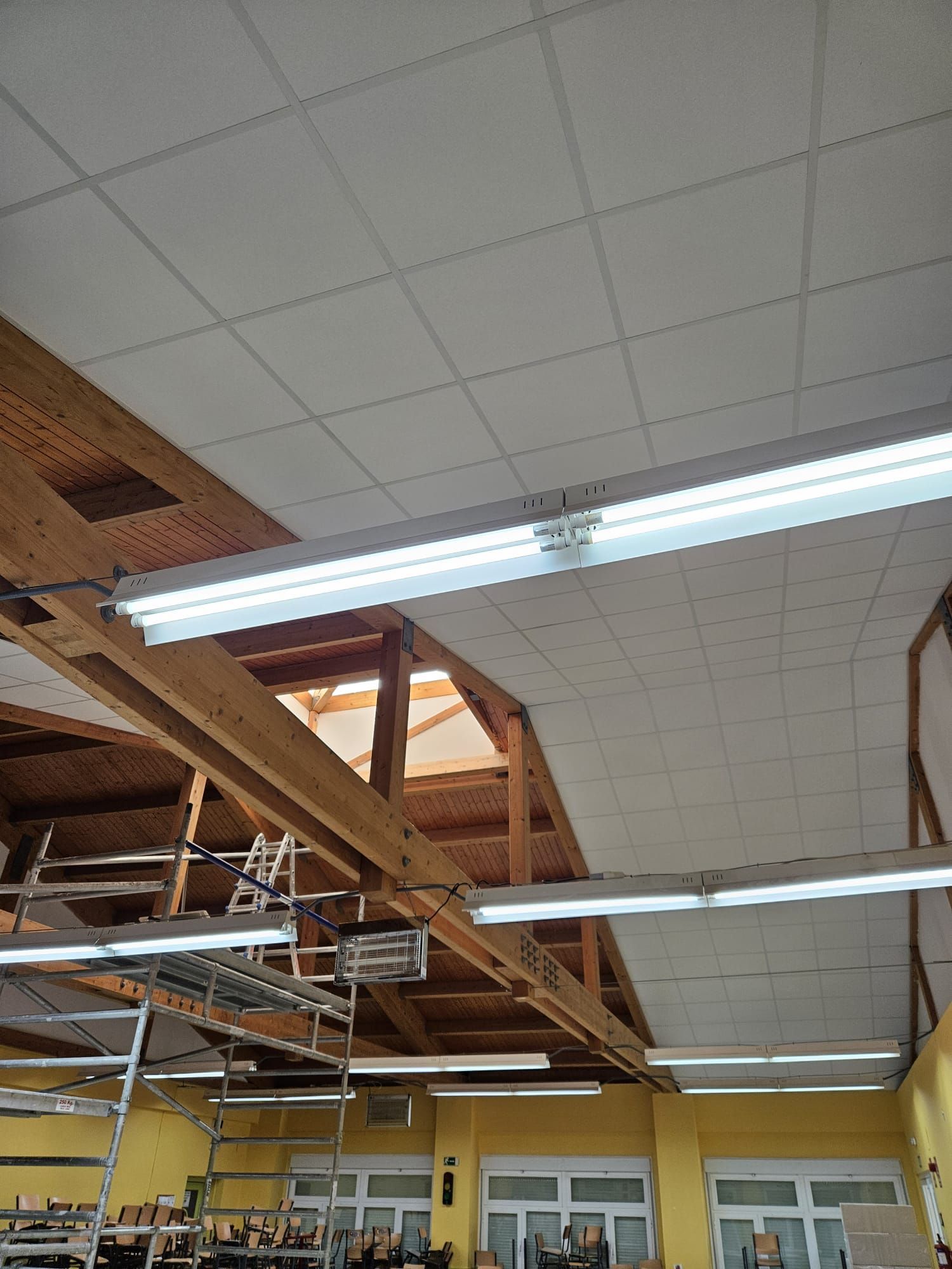 Una habitación con un techo que tiene muchas luces.