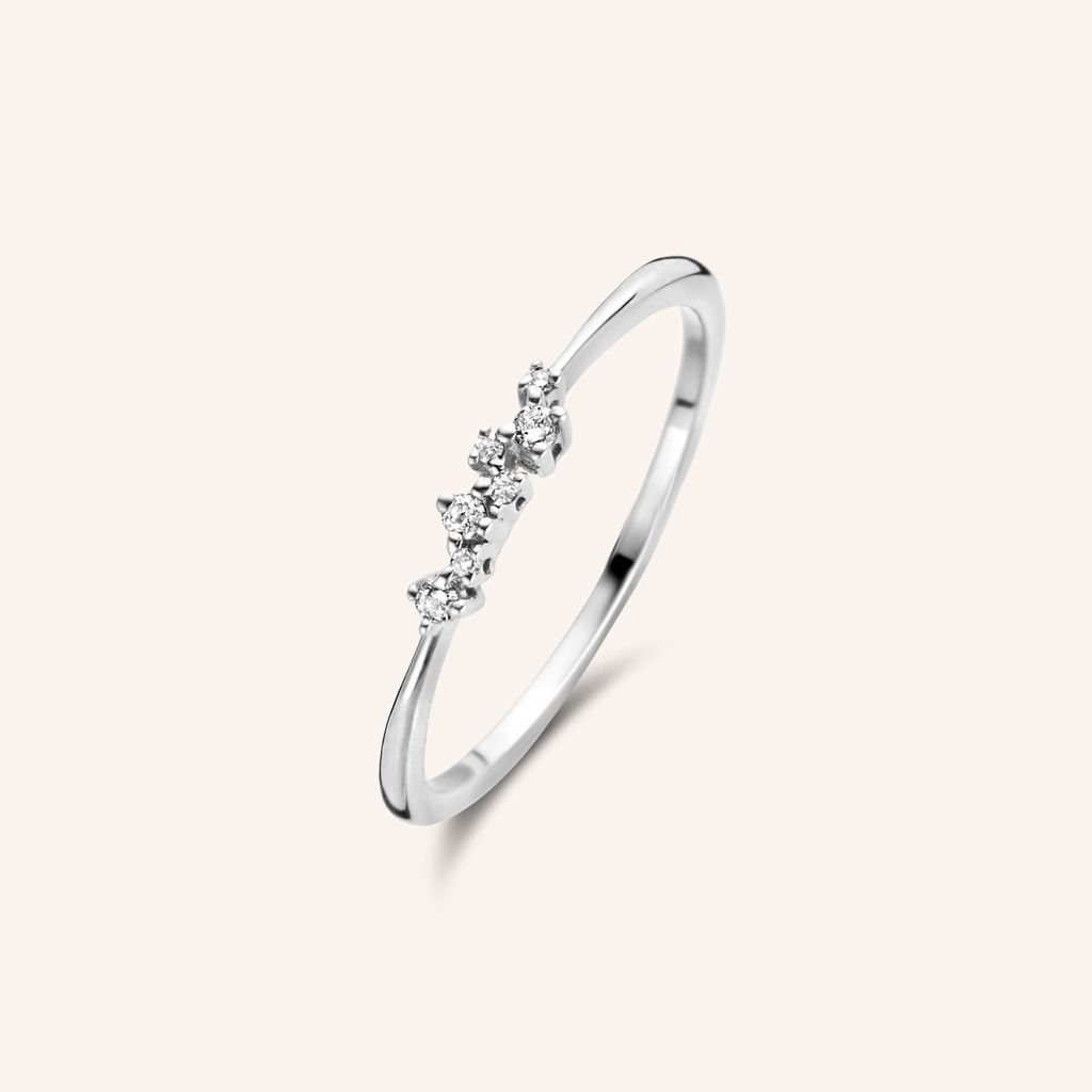Zilveren ring met vijf kleine diamanten diagonaal over de band gezet.