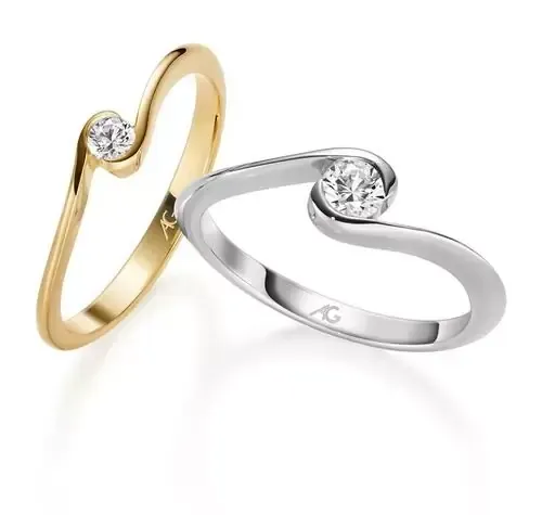 Twee ringen: één van goud en één van zilver, beide met een enkele diamant in een gebogen zetting.