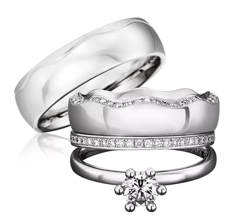 Drie zilveren ringen; twee trouwringen en één verlovingsring met een diamant.