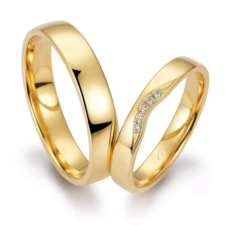 Twee gouden trouwringen, één eenvoudig en de andere met kleine diamanten in een schuine rij.