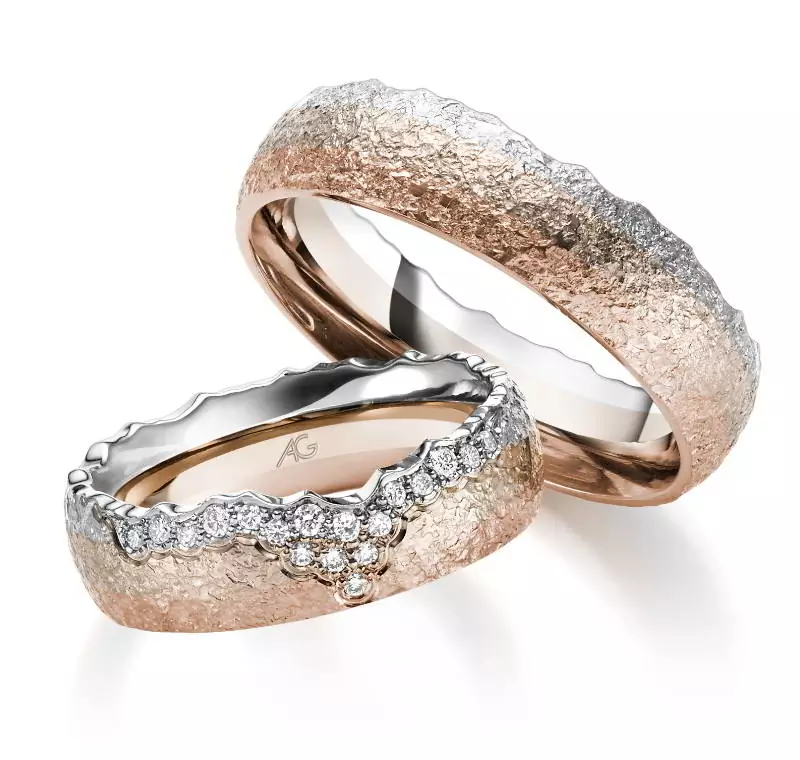 Twee getextureerde trouwringen: één met diamanten, rosé- en witgoud.