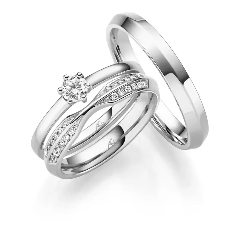 Drie zilveren trouwringen. Eén solitaire, één met diamanten en een eenvoudige ring.