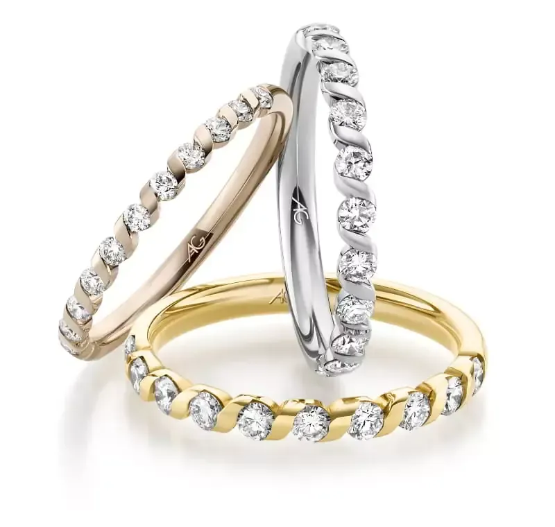 Drie diamanten ringetjes in goud, zilver en roségoud.