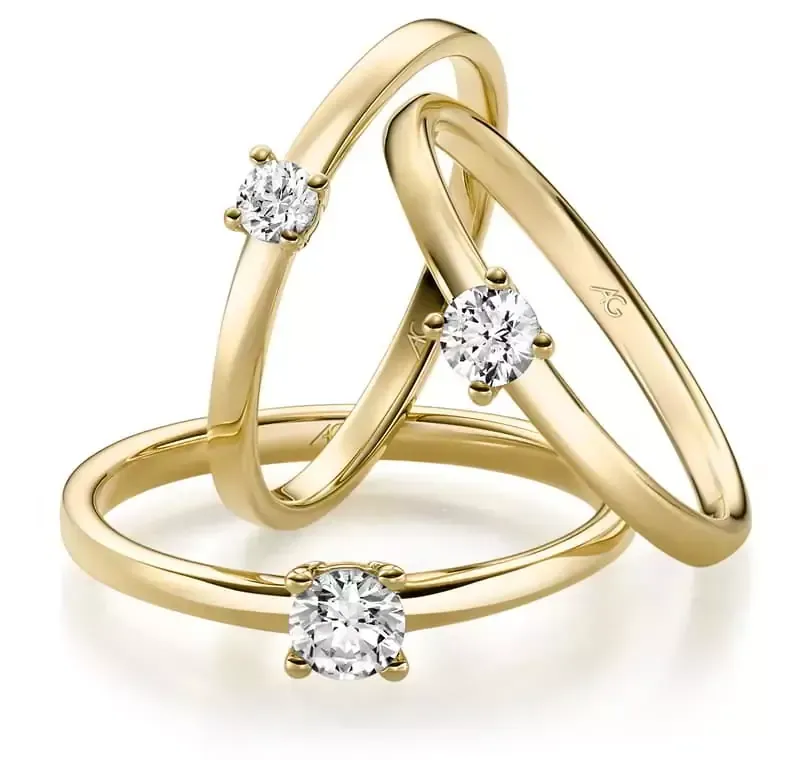 Drie gouden diamanten ringen.