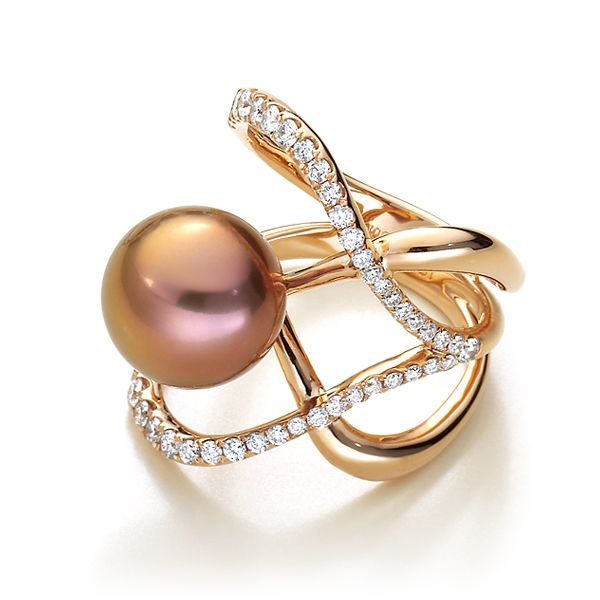 Gouden ring met een cirkel van diamanten en een kralenband.