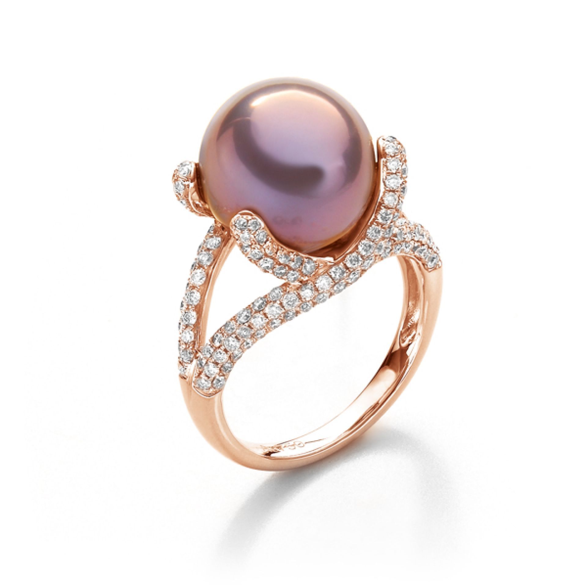 Gouden ring met een centrale diamant, omgeven door een halo van kleinere diamanten, een kralenband.