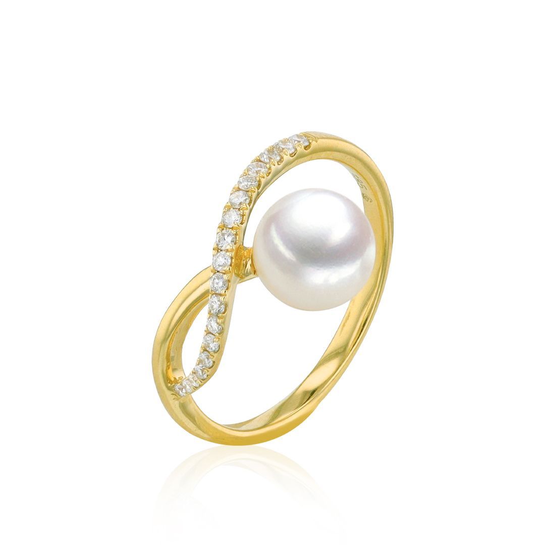 Gouden ring met diamanten, met een diamanten middensteen en daaromheen kleinere stenen in een bladvormig ontwerp.