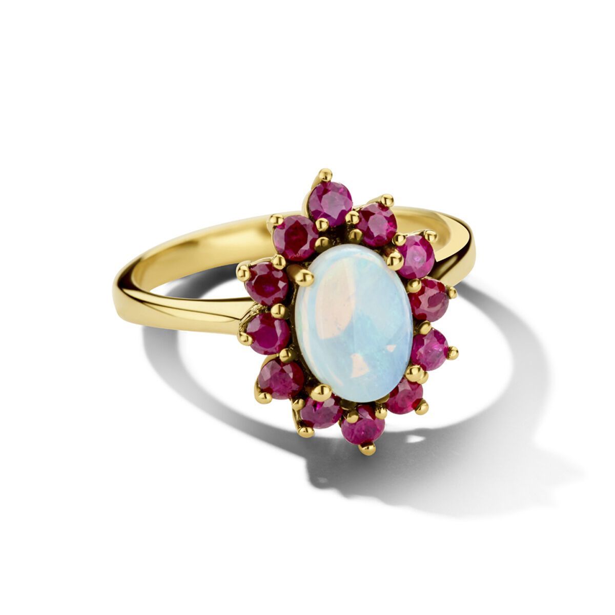 Gouden ring met een ovaal opaalcentrum, omringd door een robijncluster.