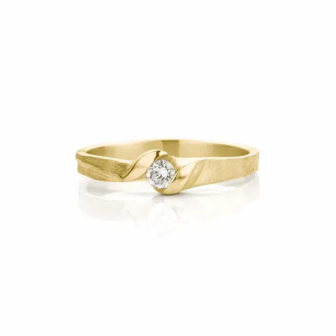 Gouden ring met één gecentreerde diamant; modern, minimalistisch design.