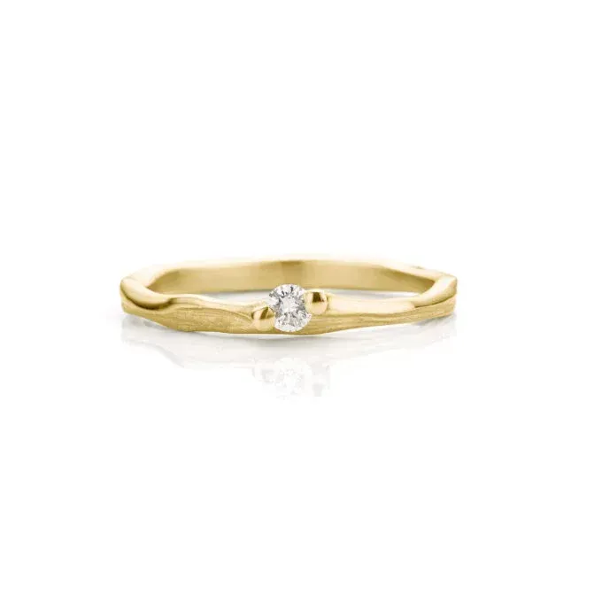 Gouden ring met een kleine, ronde diamant.