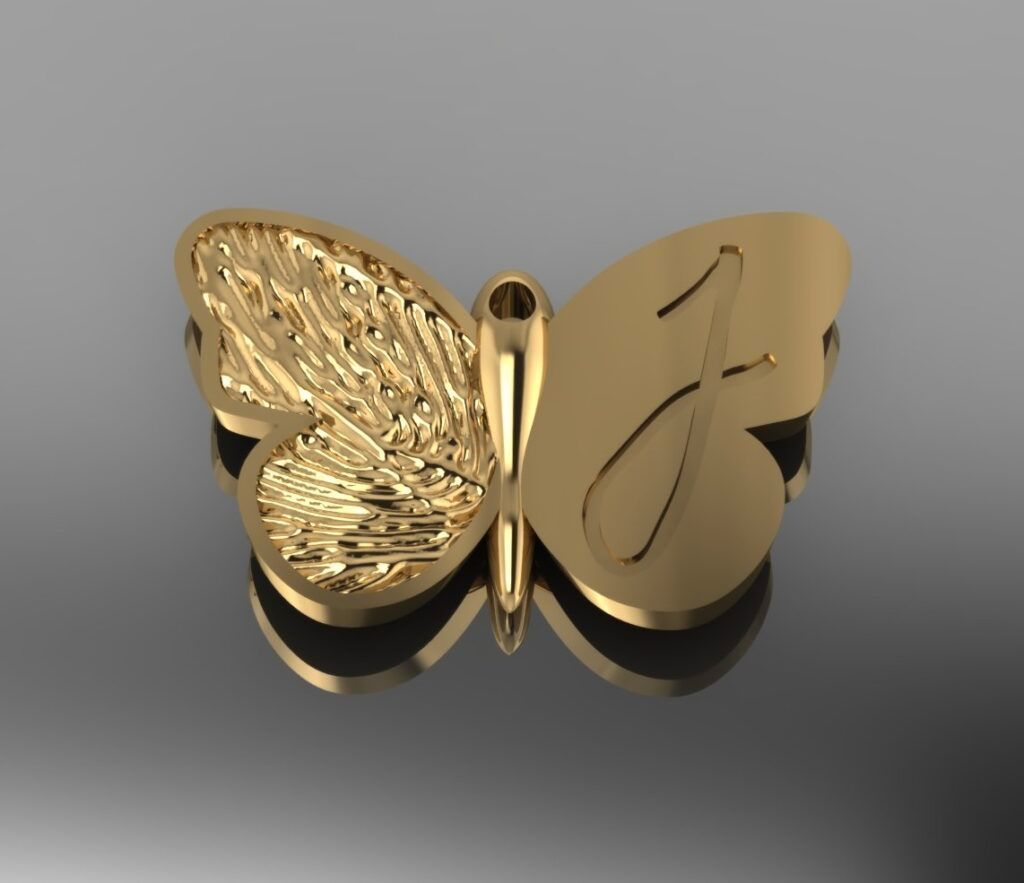 Gouden vlinderhanger met gestructureerde linkervleugel en de letter