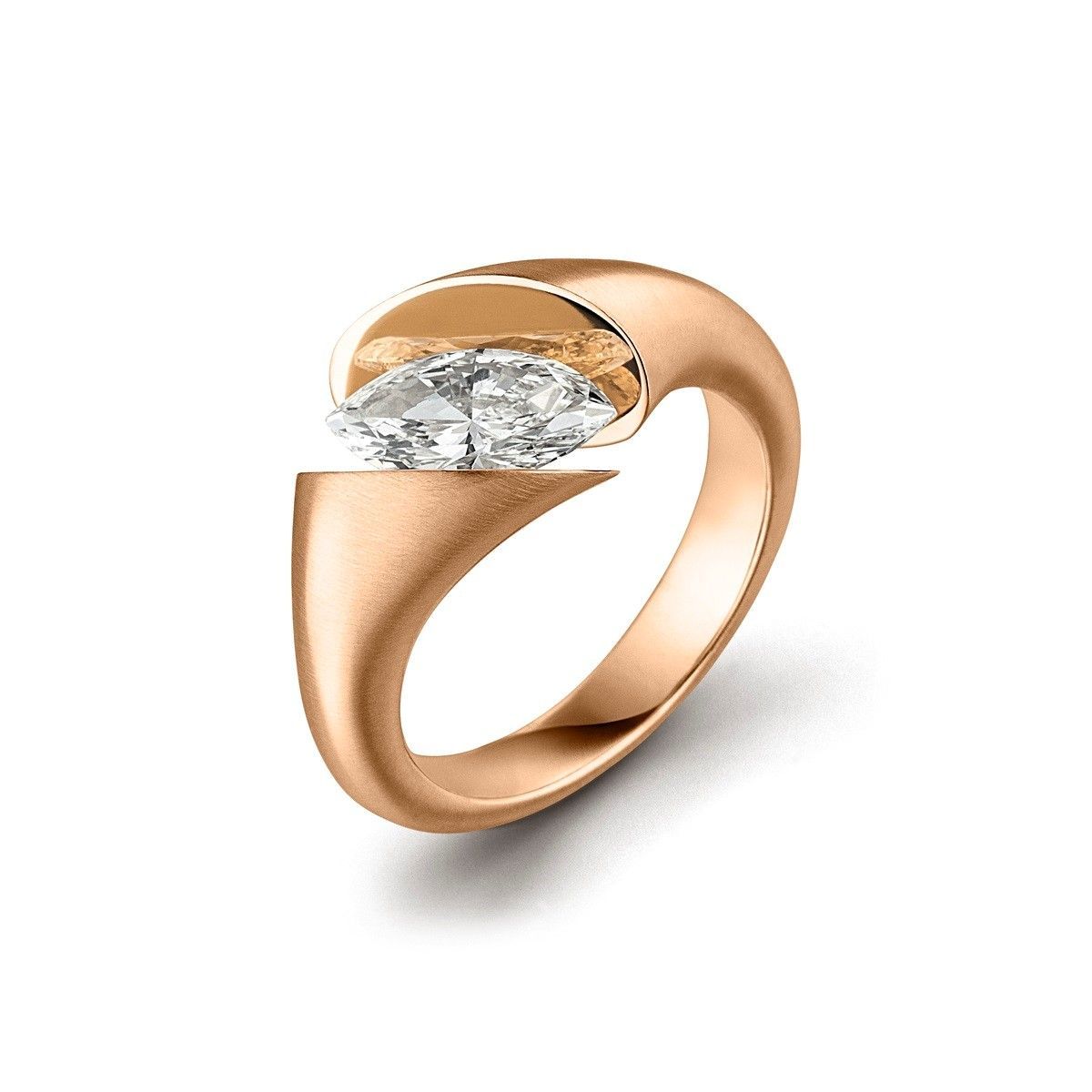 Roségouden ring met een marquise geslepen diamant, gezet in een modern, open design.