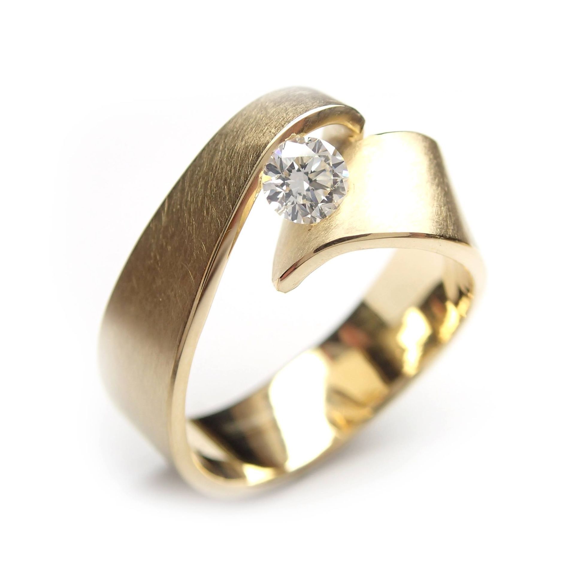 Gouden ring met één heldere diamant.