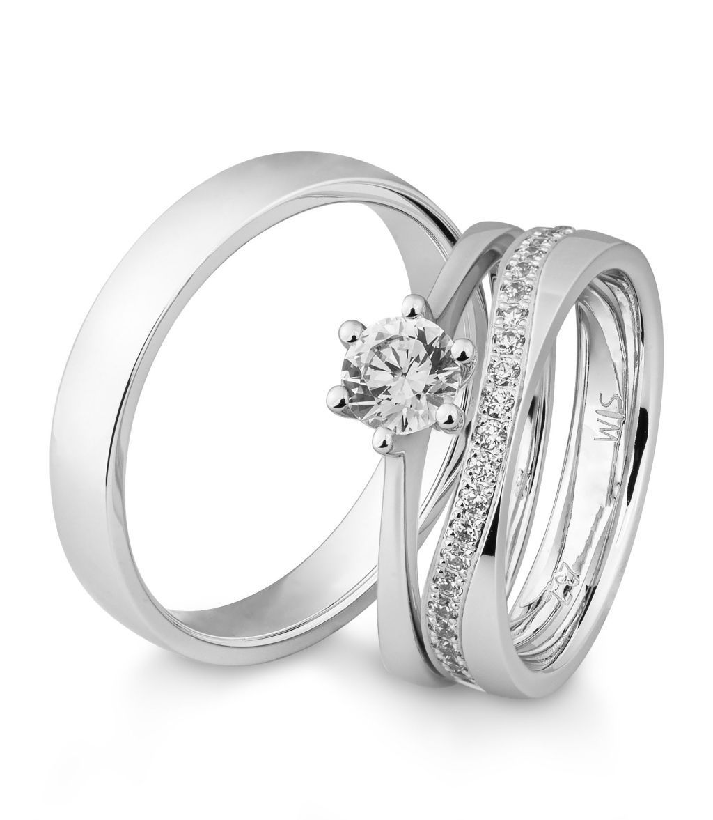 Twee zilveren trouwringen, één eenvoudig en de andere met een band bezet met diamanten en edelstenen.