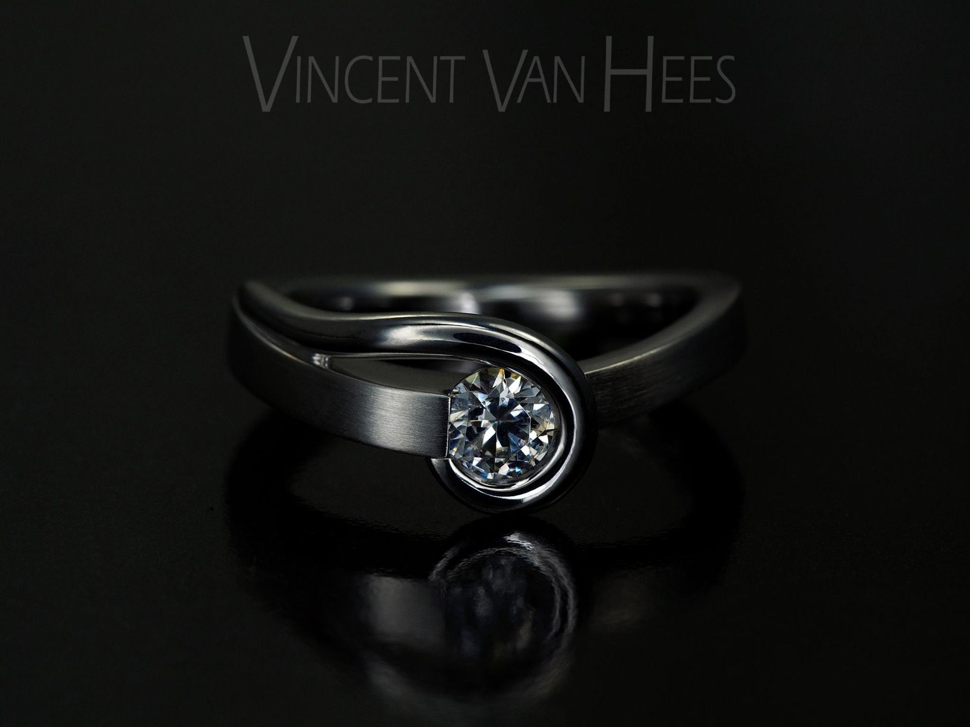 Verlovingsring met diamant in een zilveren zetting met draaibeweging.