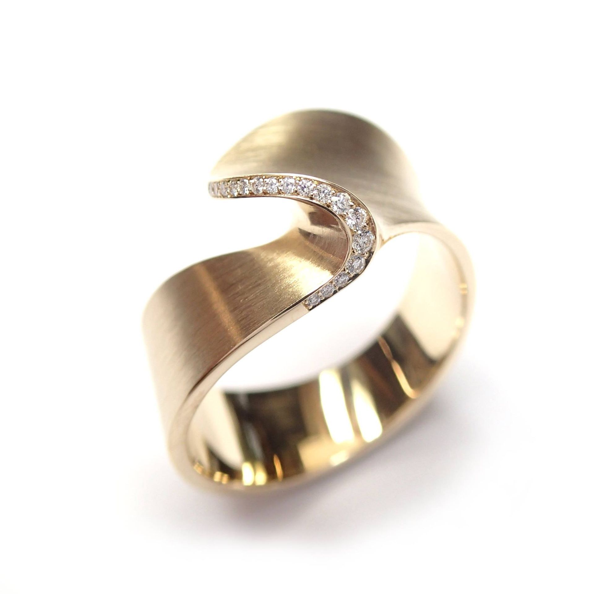 Gouden ring met een golfmotief, geaccentueerd door een rij kleine diamanten.