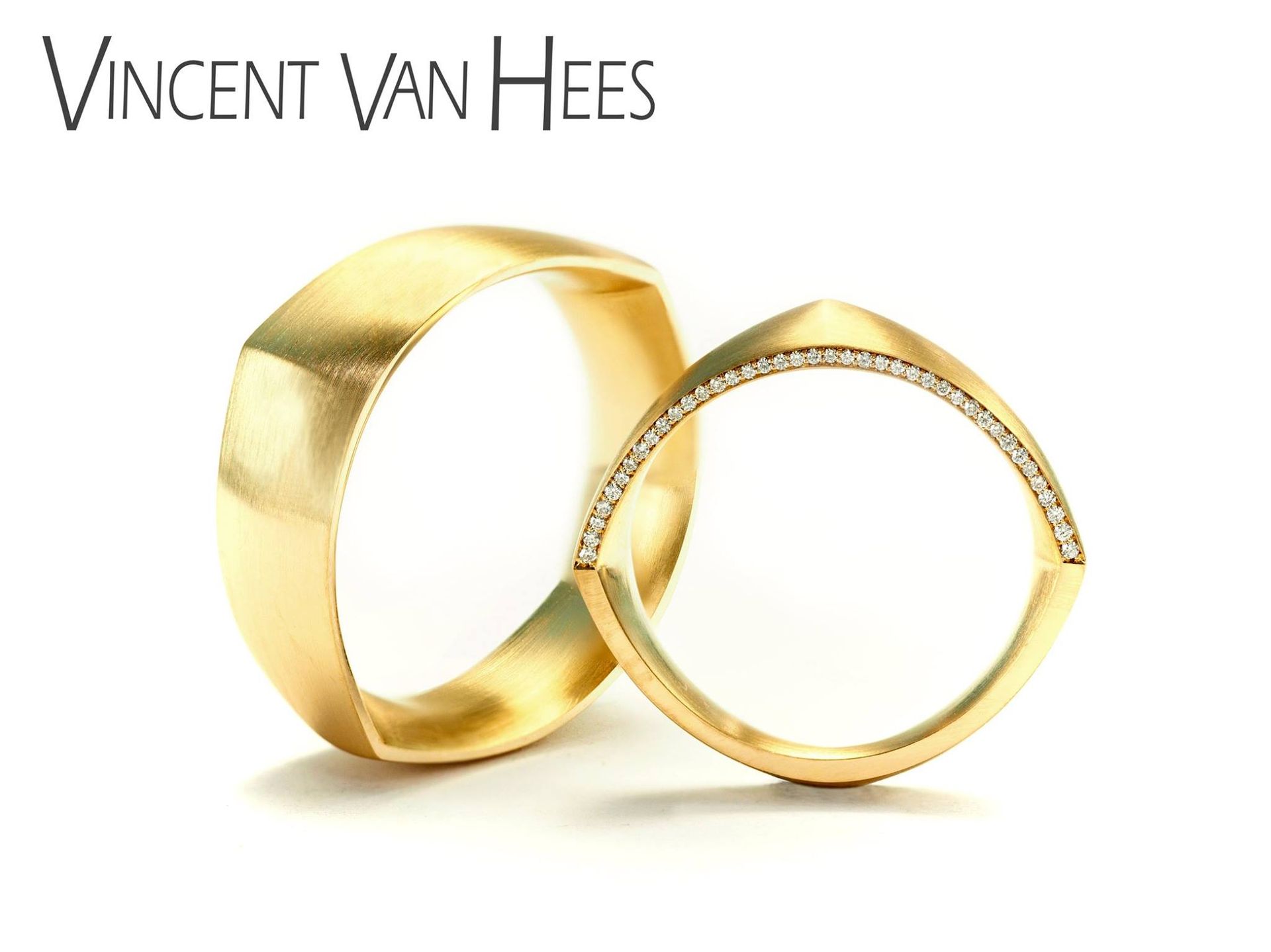 Twee gouden trouwringen, één gefacetteerd, de andere met diamanten. Logo van Vincent Van Hees.