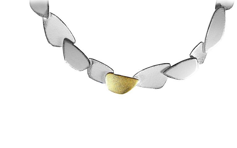 Zilveren en gouden ketting met abstracte bladvormige schakels.