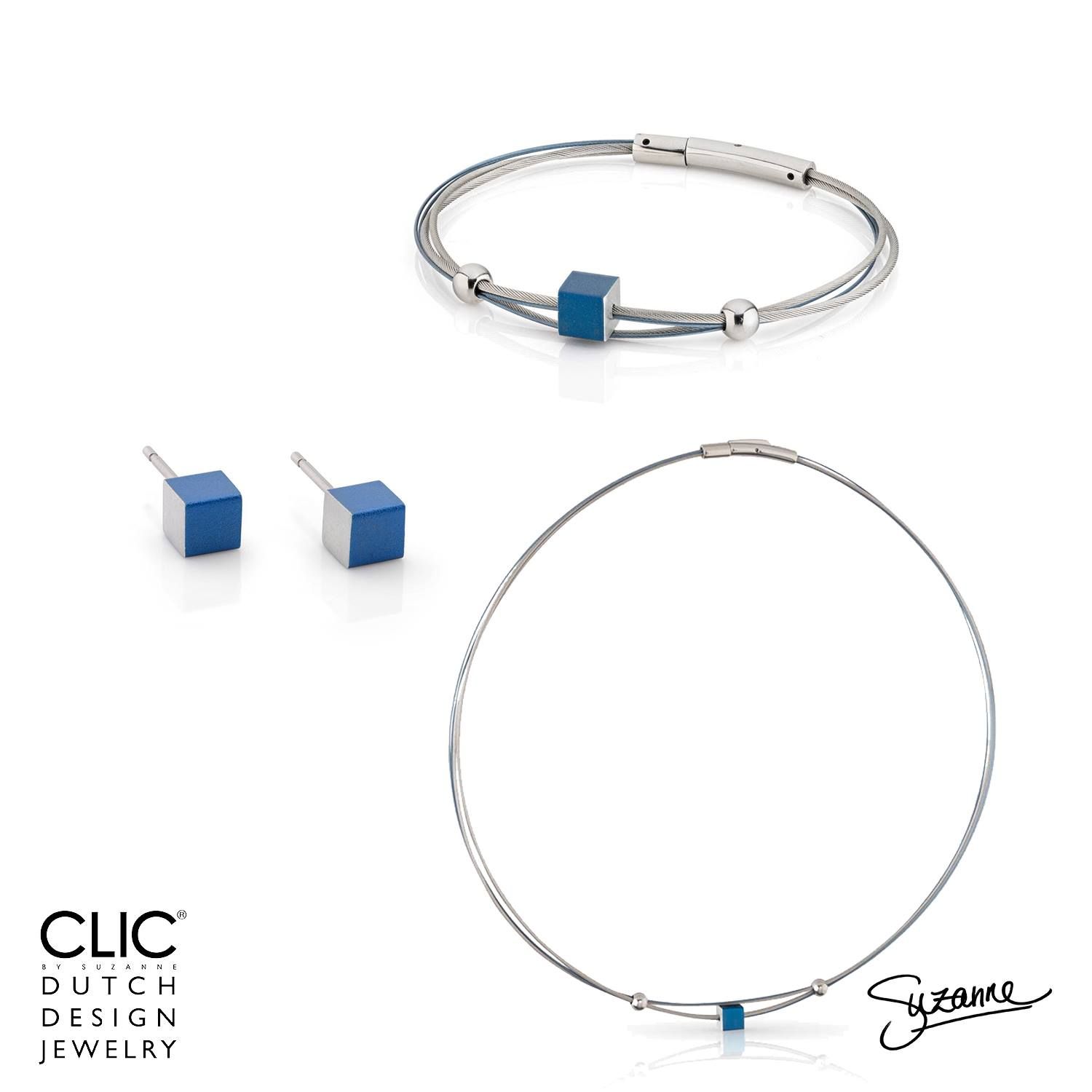 Sieradenset met zilveren armbanden, ketting en oorbellen met blauwe vierkante accenten.