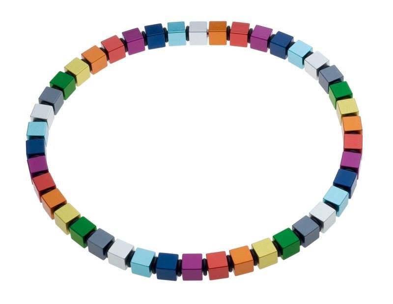 Ketting van vierkante kralen in een regenboog aan kleuren, gerangschikt in een cirkelvorm.