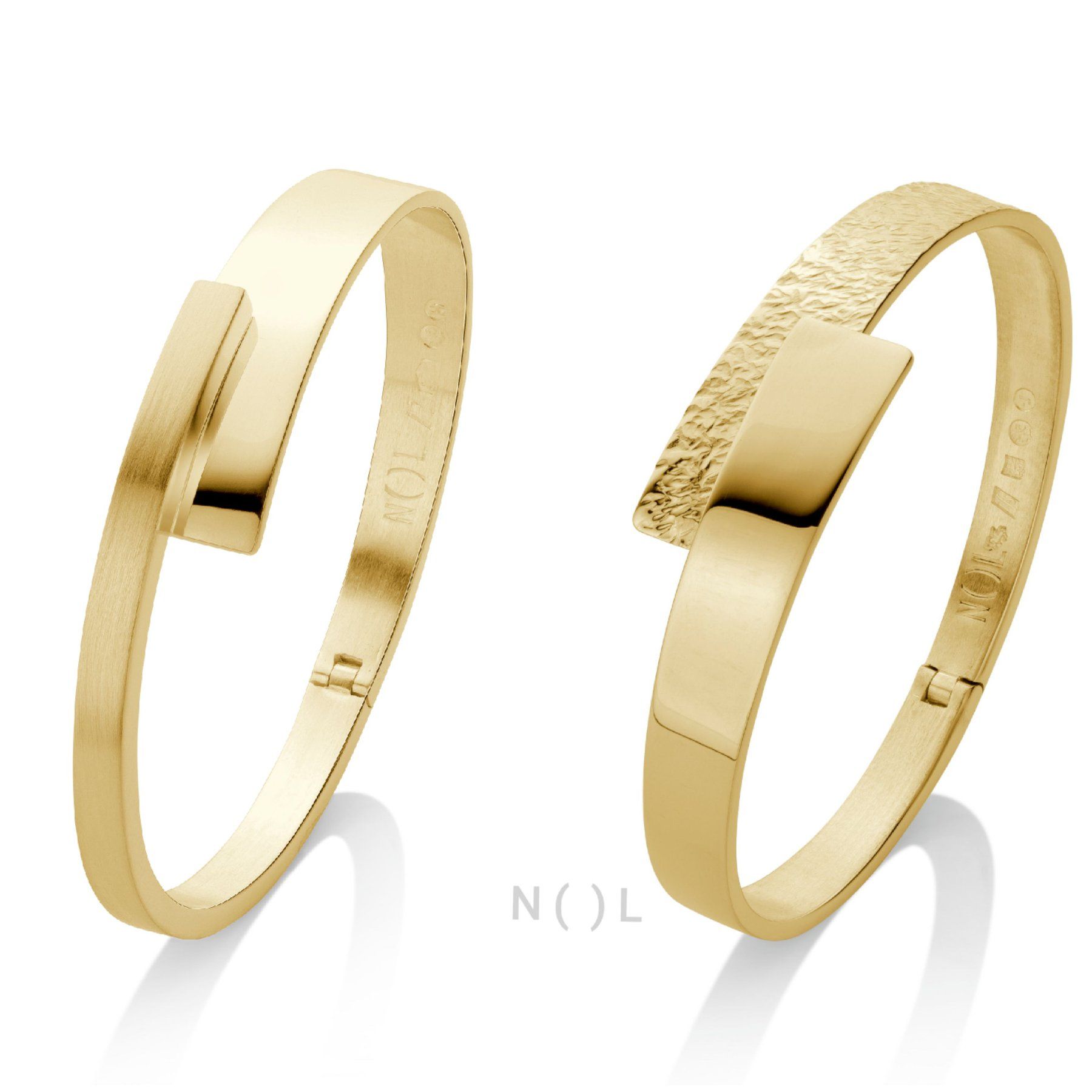 Twee gouden armbanden met rechthoekige accenten.