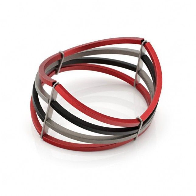 Armband met rode, zwarte en grijze banden, bij elkaar gehouden door zilveren verbindingsstukken.