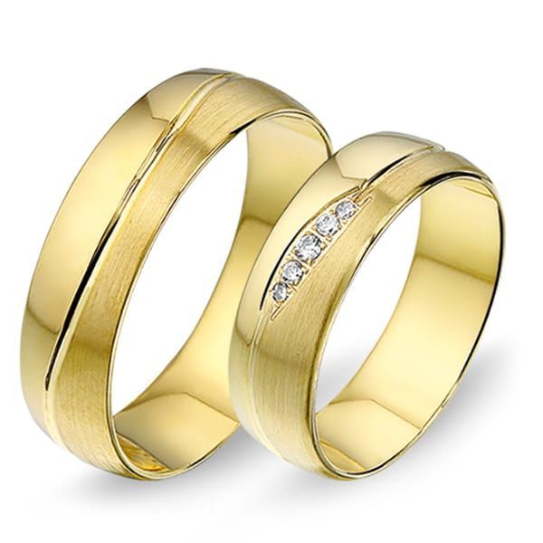 Twee gouden trouwringen, waarvan één met diamanten.