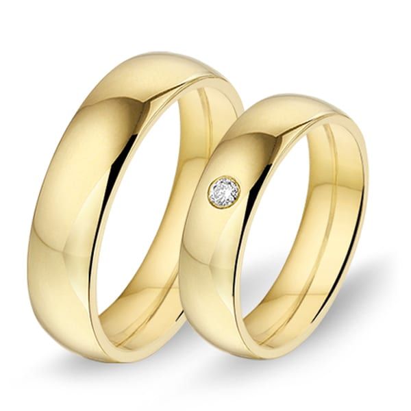 Twee gouden trouwringen, waarvan één met een klein diamantje.