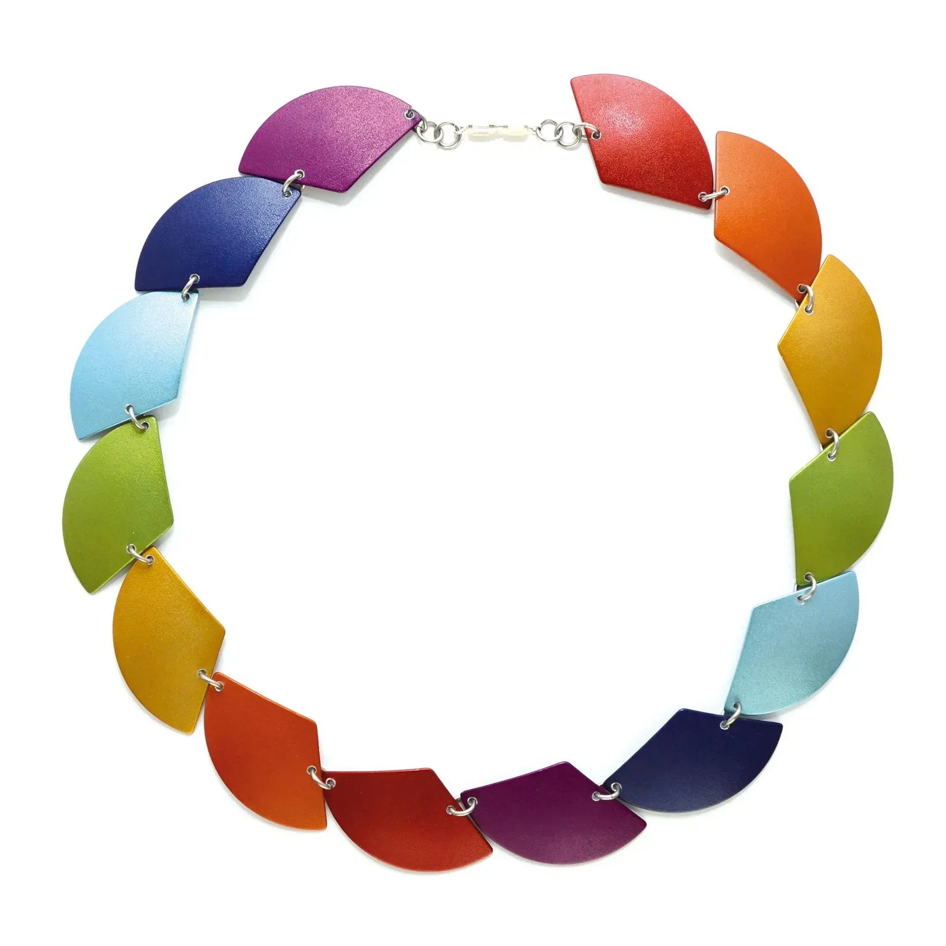 Kleurrijke halve cirkelvormige ketting met rode, oranje, gele, groene, blauwe en paarse segmenten, verbonden door een zilveren ketting.