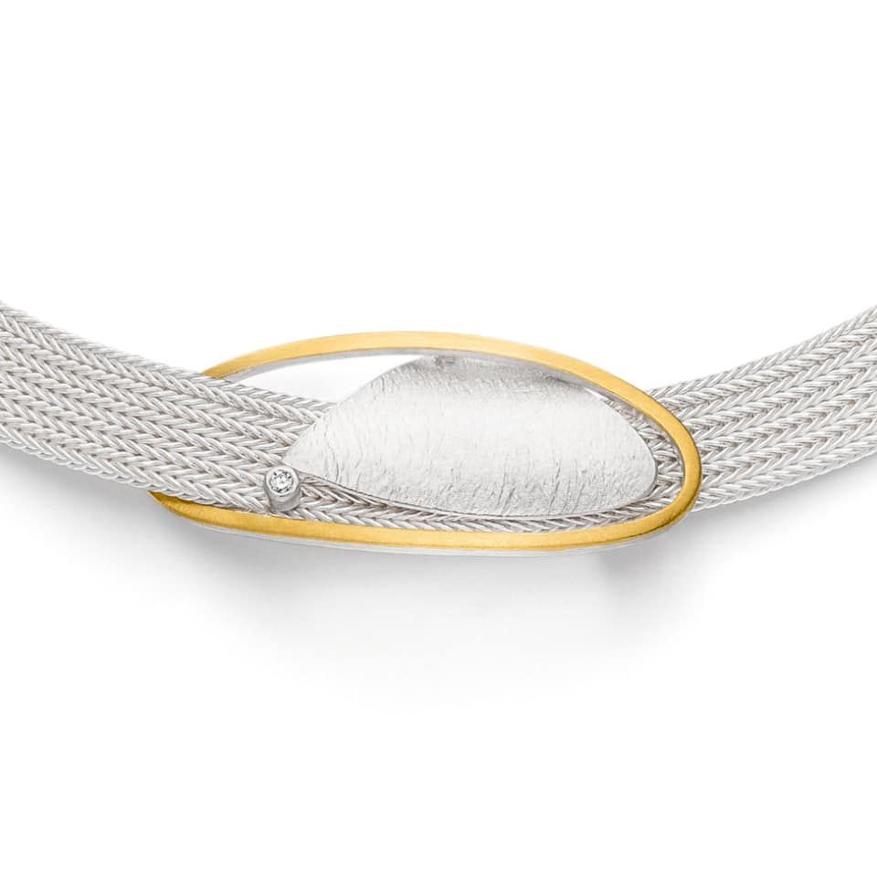 Zilveren ketting met een ovale hanger van goud en een wit structuurmiddenstuk.