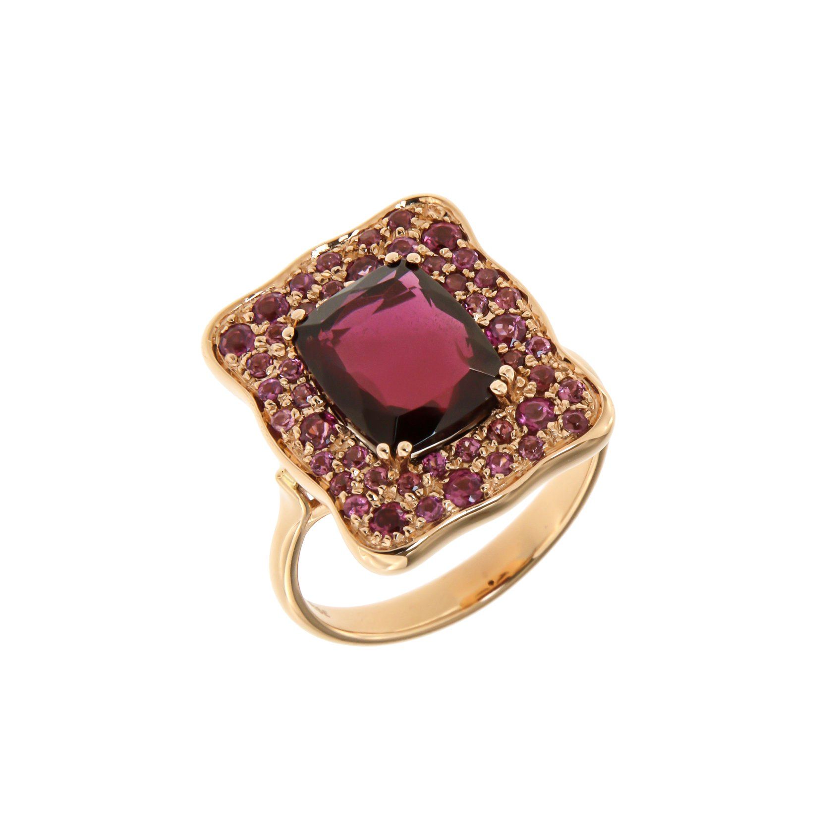 Gouden ring met een grote rechthoekige, donkerrode middelste steen en omringende kleinere rode stenen.