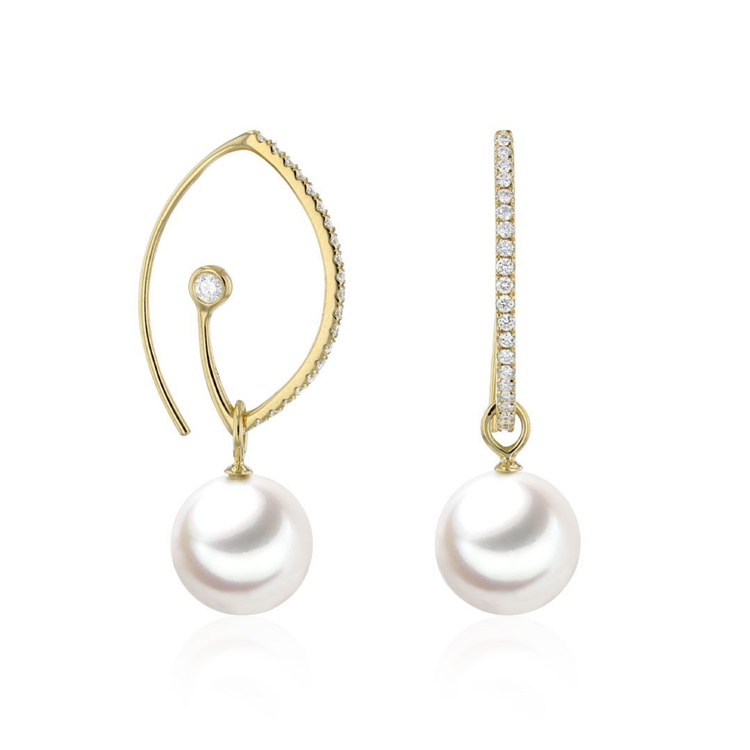 Gouden ringen met diamanten op een reflecterend koperen oppervlak.