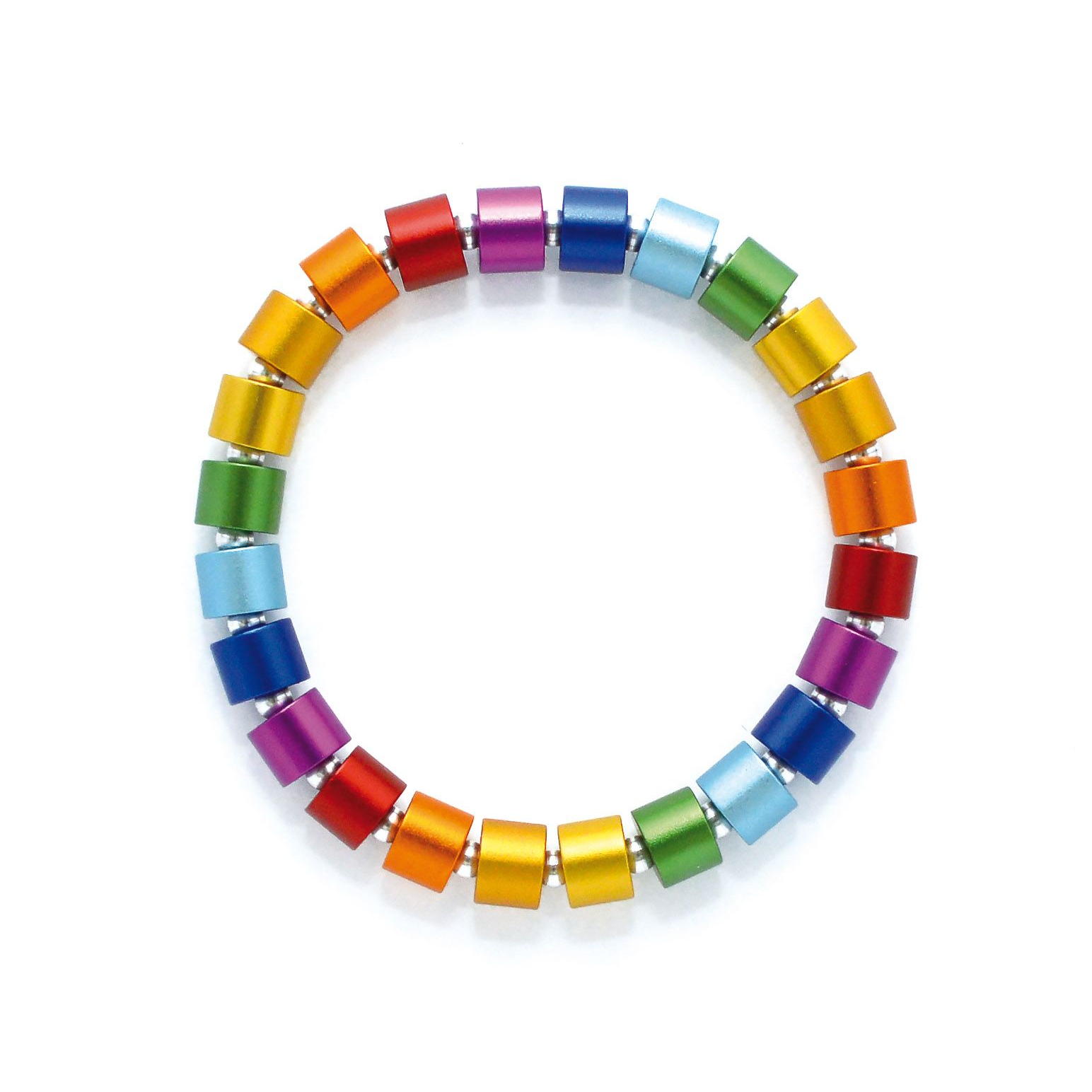 Armband met kralen in regenboogkleuren, rond en in een cirkelvorm op een witte achtergrond.