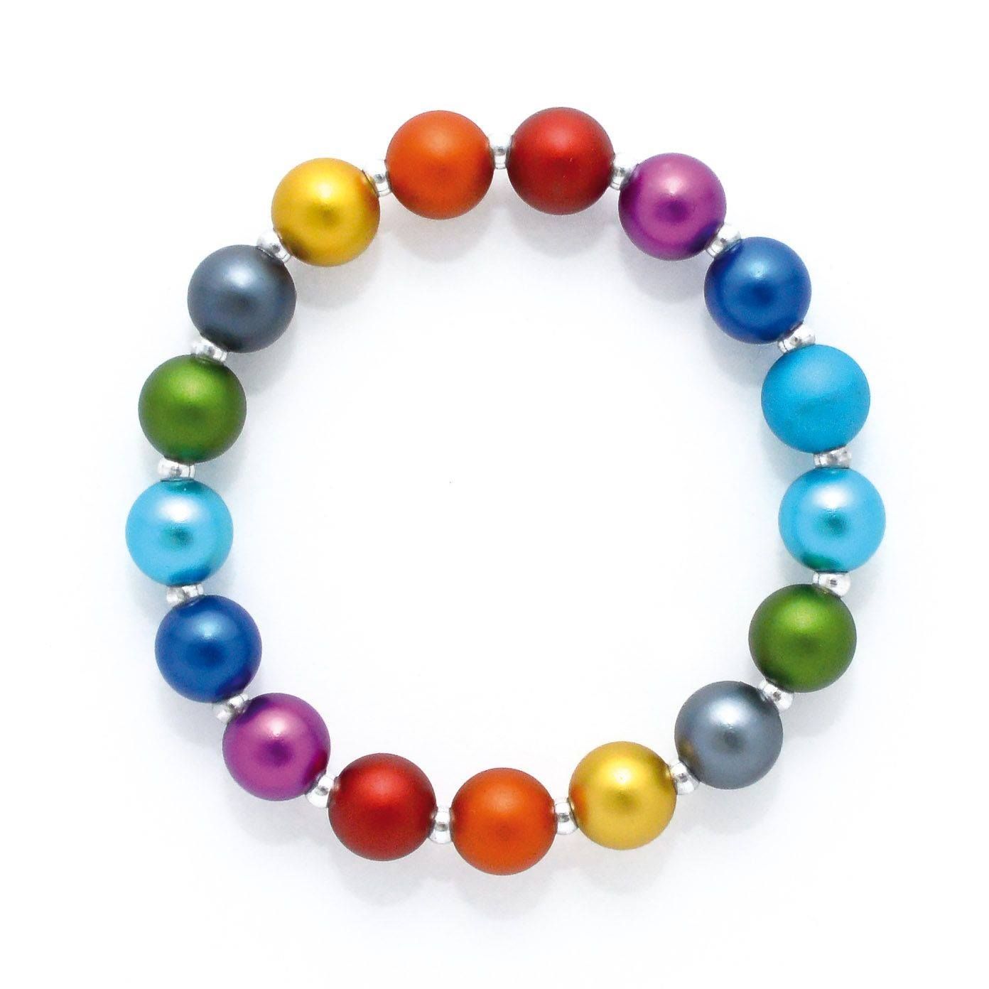 Armband van regenboogkleurige kralen met zilveren tussenstukken.