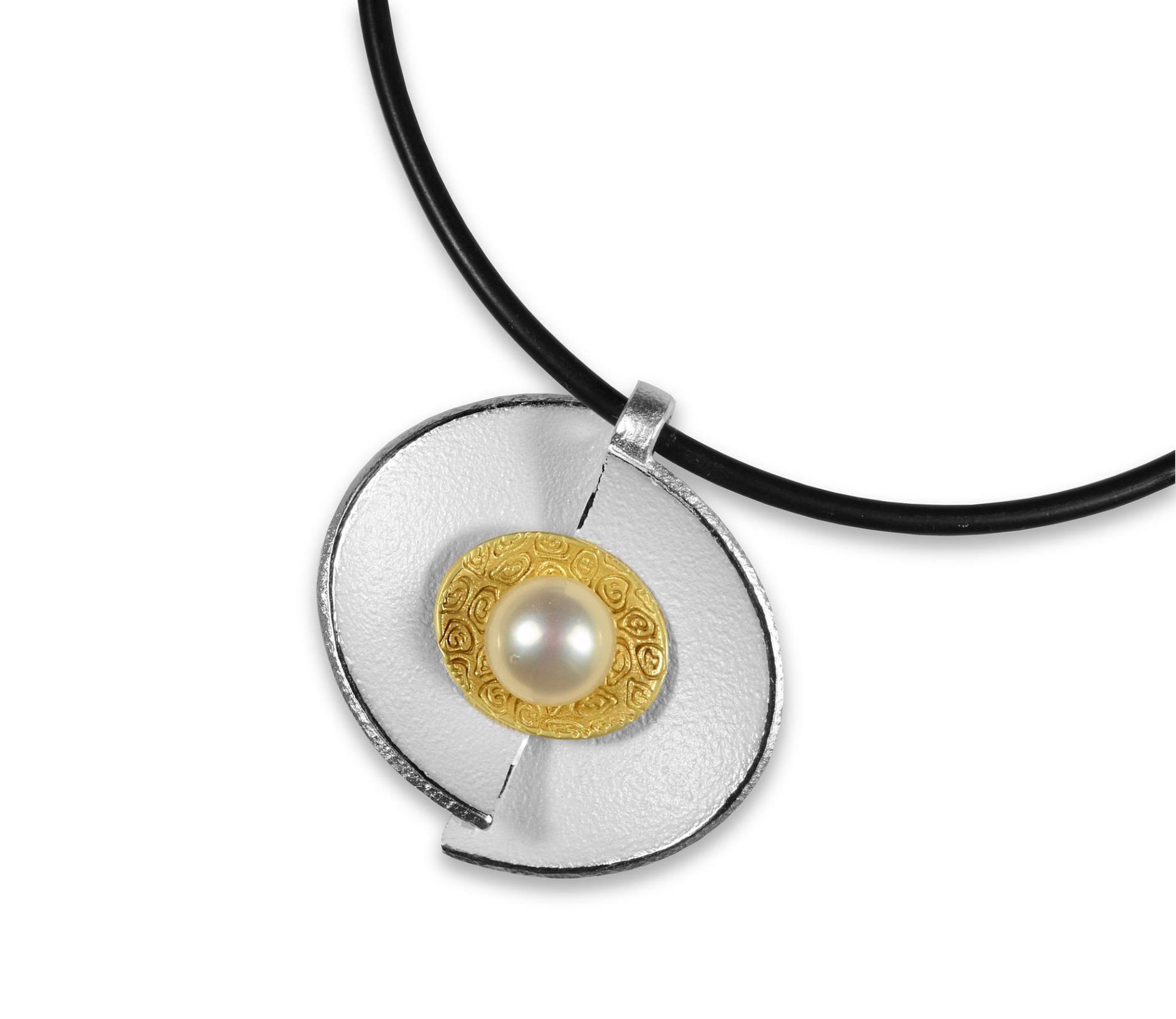 Zilveren hanger met gouden hart en parel, aan zwarte ketting.