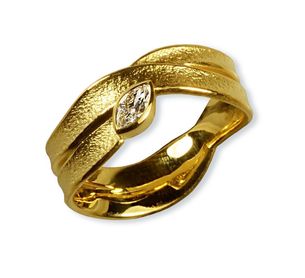 Gouden ring met marquise geslepen diamant, gestructureerde band met wikkelmotief.