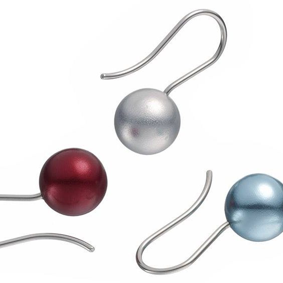 Drie bolvormige oorbellen: zilver, bordeauxrood en blauw, met gebogen zilveren haakjes.