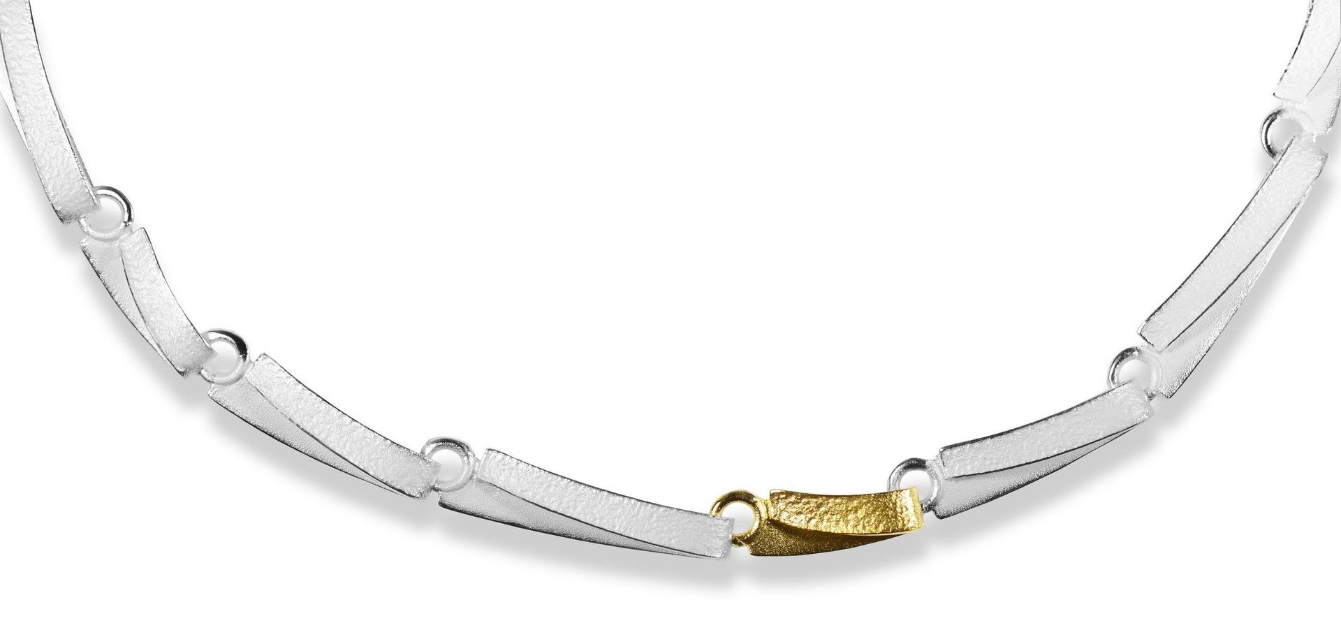 Zilveren ketting met gouden sluiting.