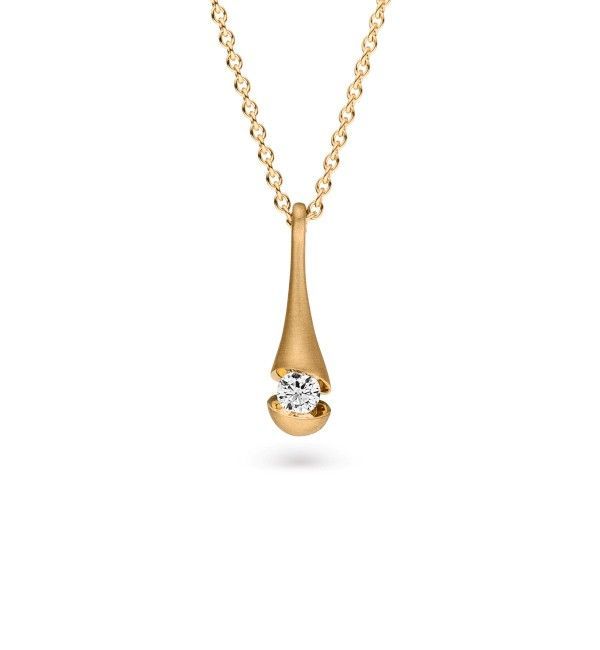 Gouden ketting met een druppelvormige hanger met een enkele diamant.