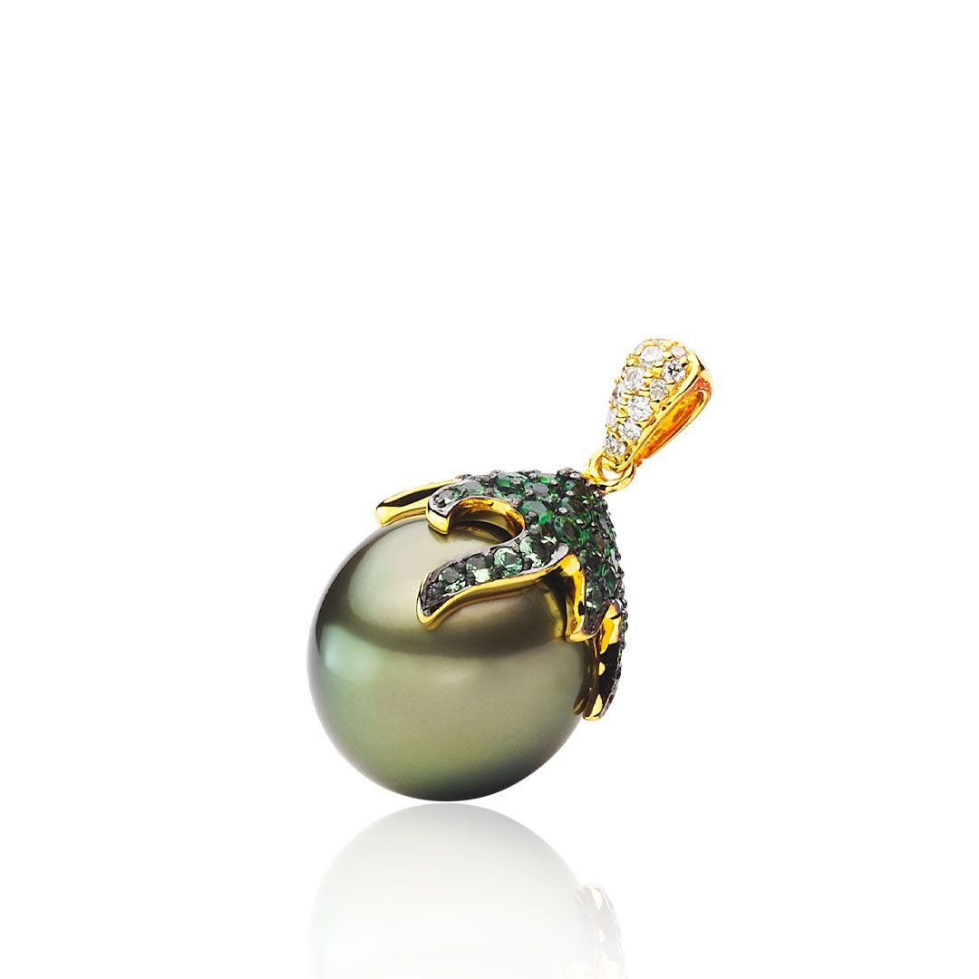 Gouden ring met een hartvormig design, bezet met kleine heldere steentjes.