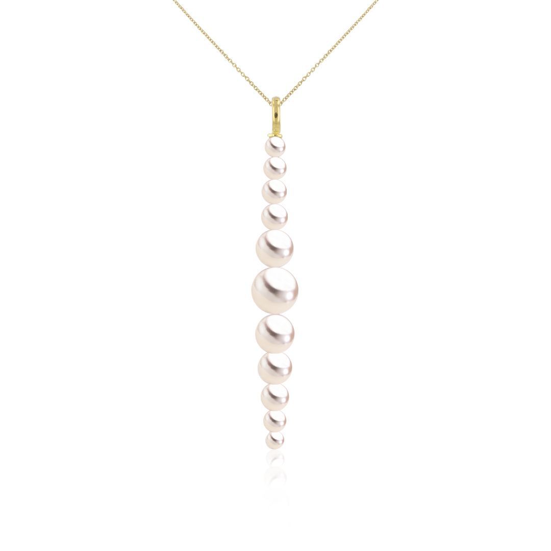 Gouden creolen met kleine diamantjes op een roze ondergrond.